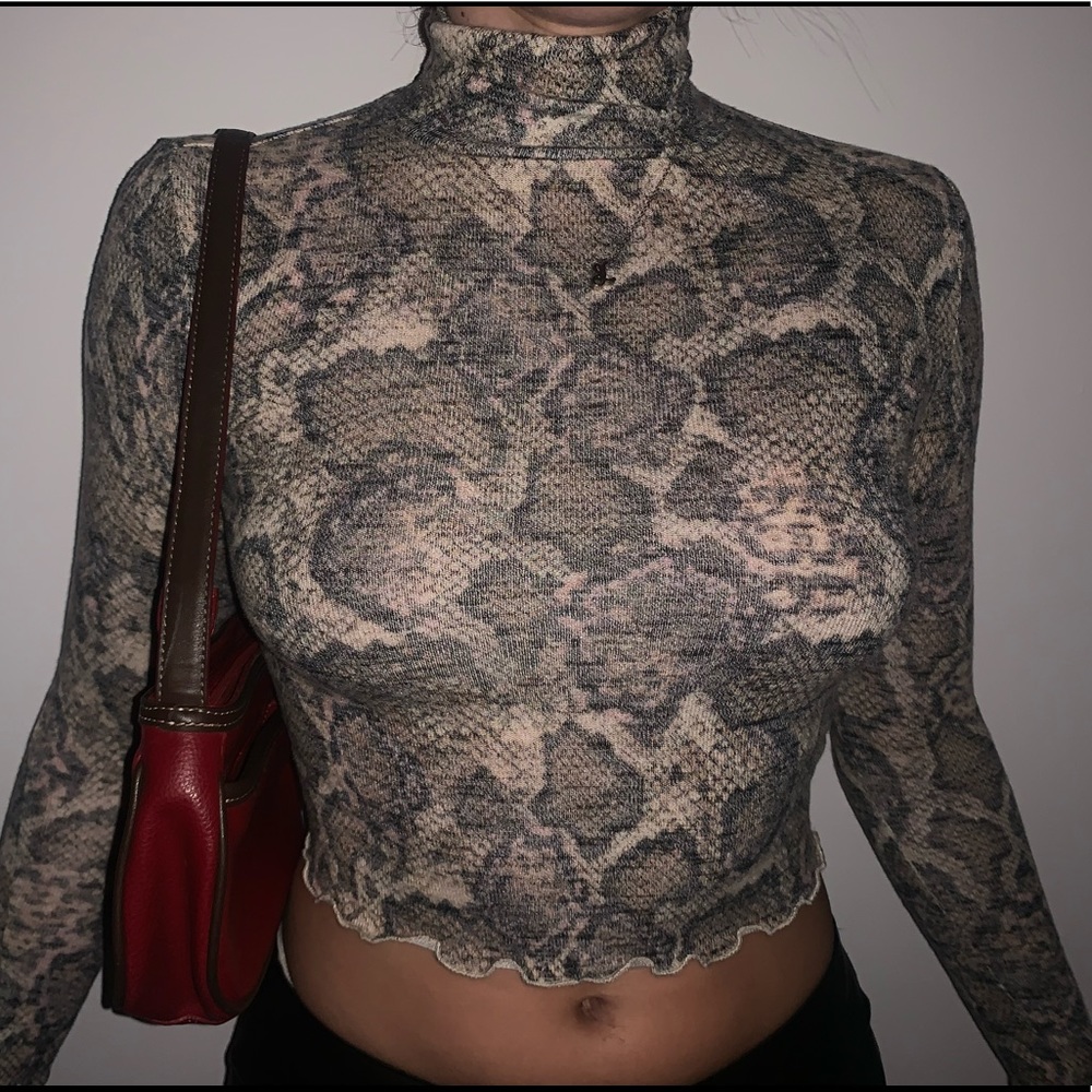 SNAKESKIN LONG-SLEEVE TURTLE NECK🤎🖤